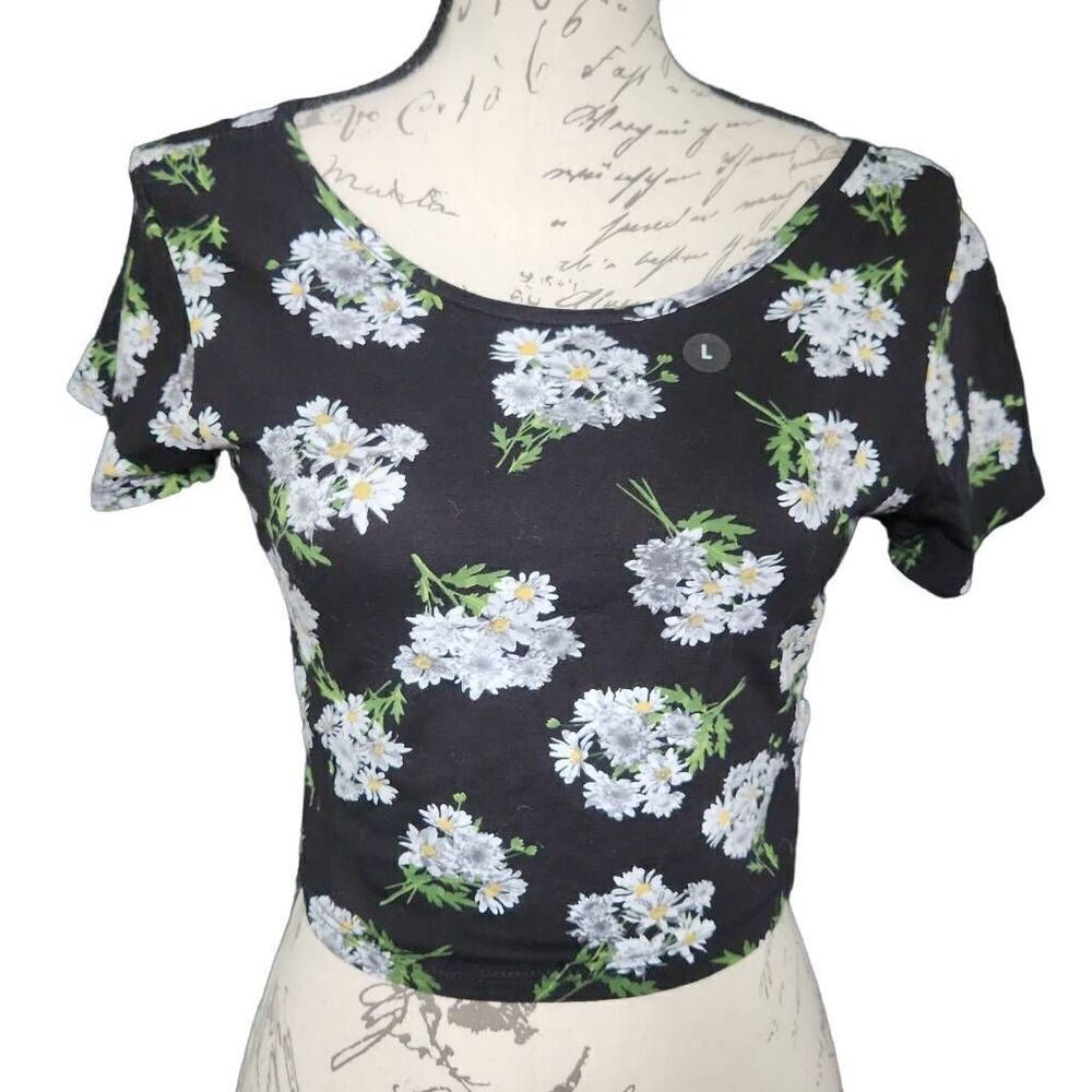 Nollie Women's Size Large Black Daisy Print Crop T-shirt